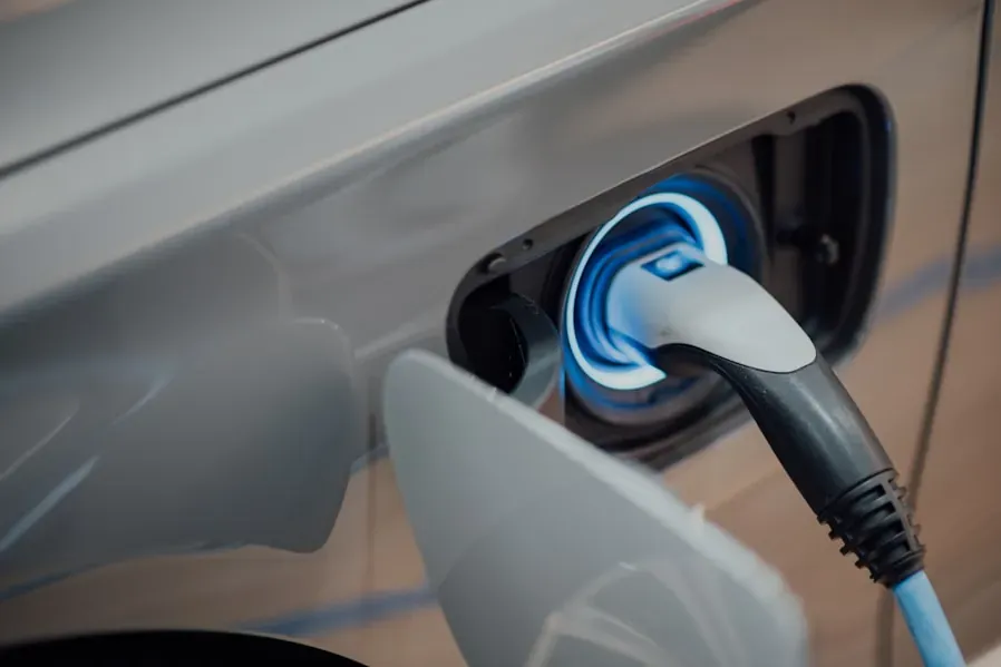 Auto elettrica collegata alla colonnina di ricarica