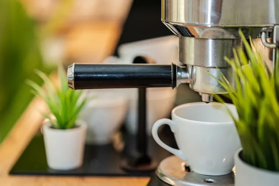 Macchina da caffè espresso con tazzina